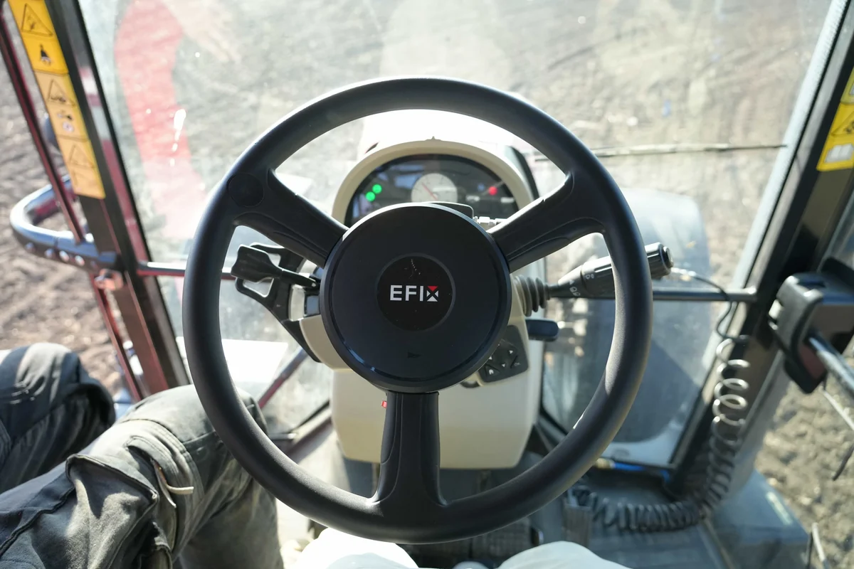 El volant elèctric EFIX muntat a la cabina, vist des del seient del conductor