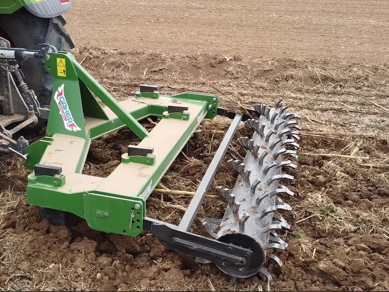 Subsolador Gaher amb corró de pues treballant un rostoll darrere d'un tractor