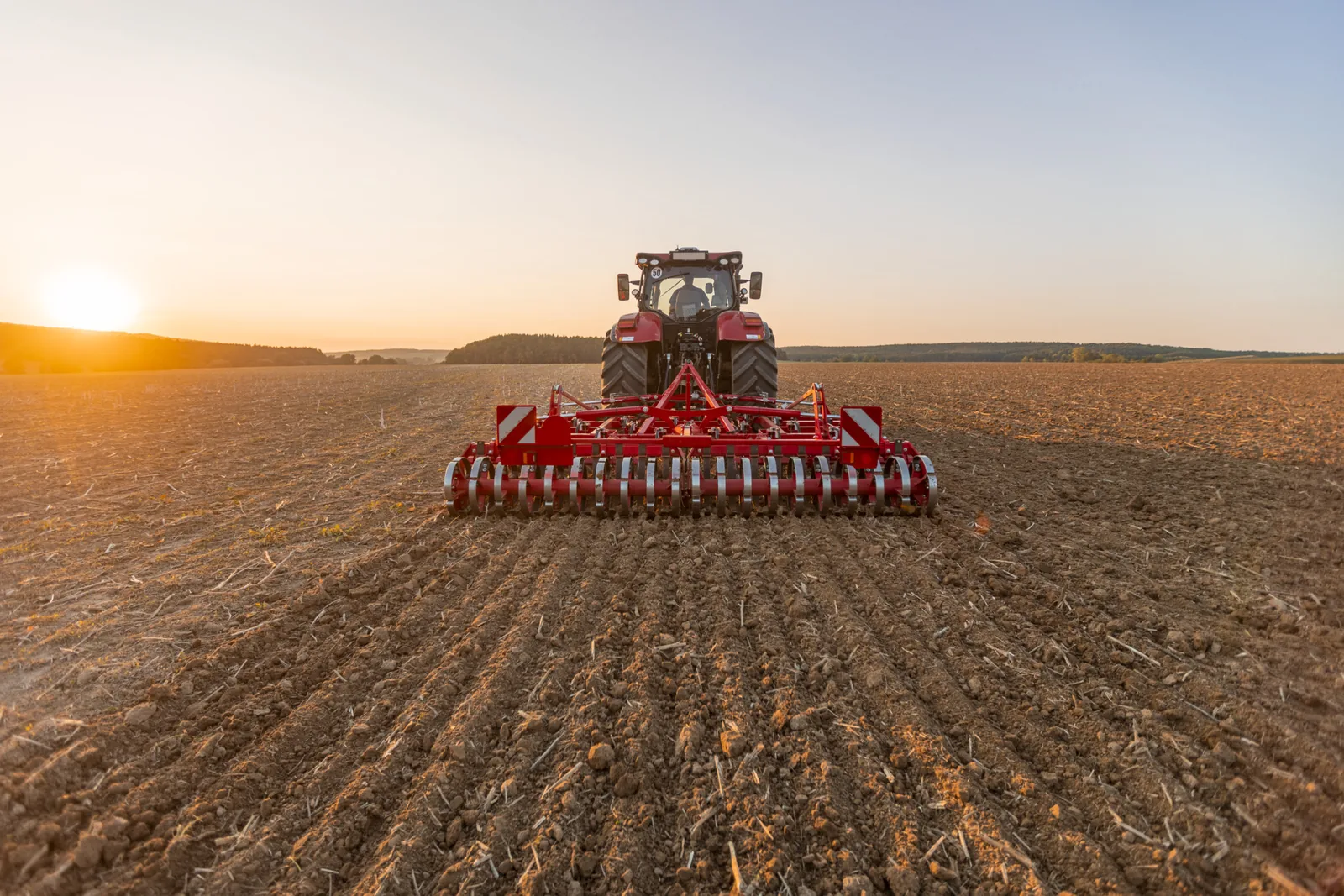 Cultivador Horsch Cruiser vist des del darrere amb el corró en primer terme i la franja acabada de treballar, al capvespre