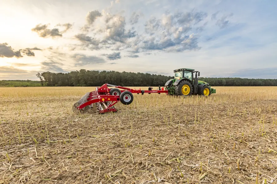 Corró de ganivetes Horsch Cultro TC estirat sobre rostoll per un tractor