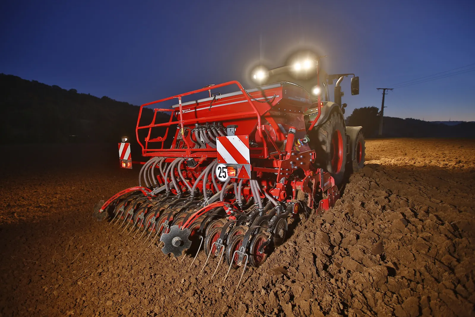 Sembradora Horsch Express treballant de nit amb els fars del tractor encesos
