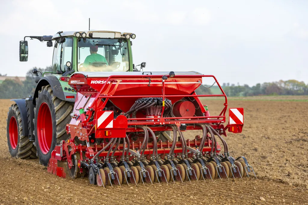 Sembradora combinada Horsch Express KR penjada del tractor, vista de tres quarts pel darrere