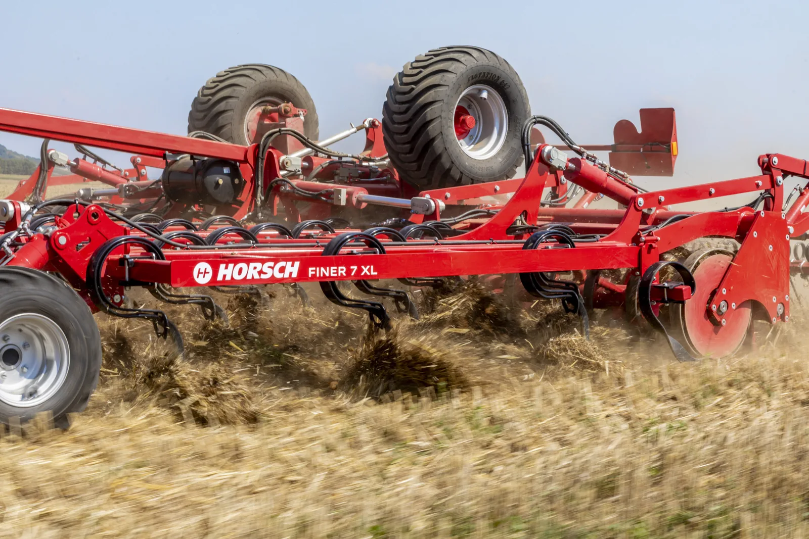Primer pla del bastidor amb el nom HORSCH FINER 7 XL llegible, amb les rodes de transport aixecades