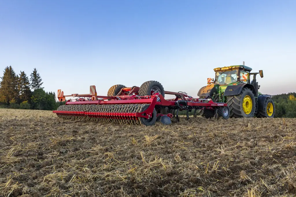 Cultivador Horsch Fortis LT vist des de baix contra el cel