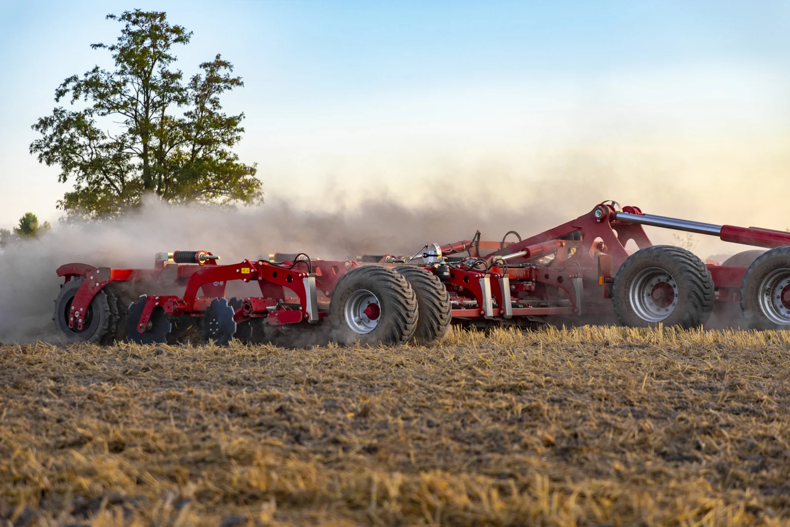 Grada de discos Horsch Joker RT+ desplegada en un camp de rostoll de cereal