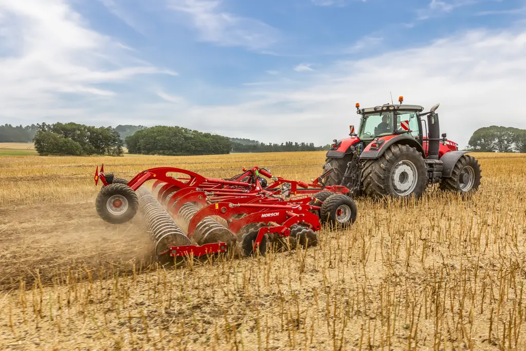 Grada de discos Horsch Joker RT treballant amb pols, estirada per un tractor