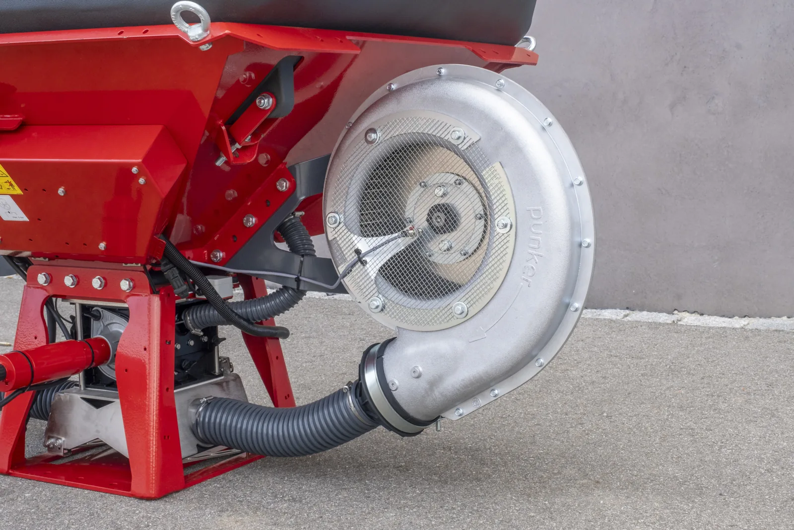 Costat dret d'una tremuja MiniDrill amb el ventilador metàl·lic i el tub corrugat que en surt
