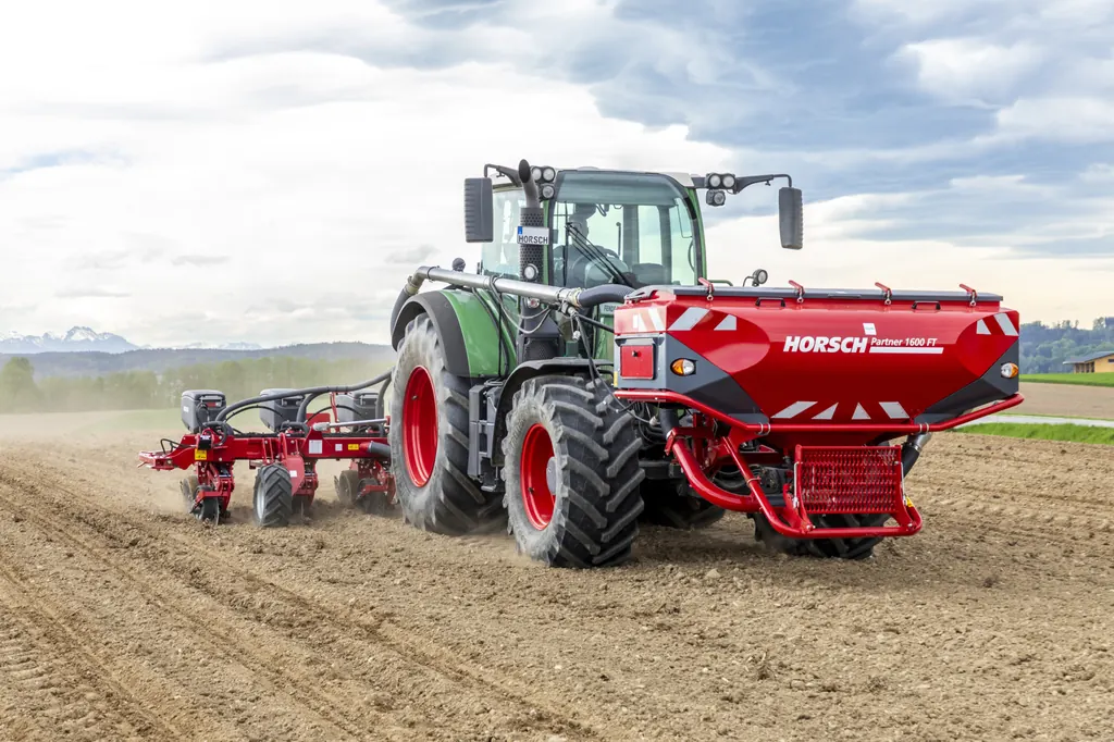 Dipòsit frontal Horsch Partner FT al davant del tractor, amb la sembradora al darrere