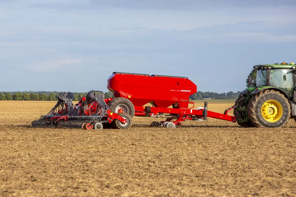 Sembradora Horsch Serto SC amb el tractor sobre terra treballada