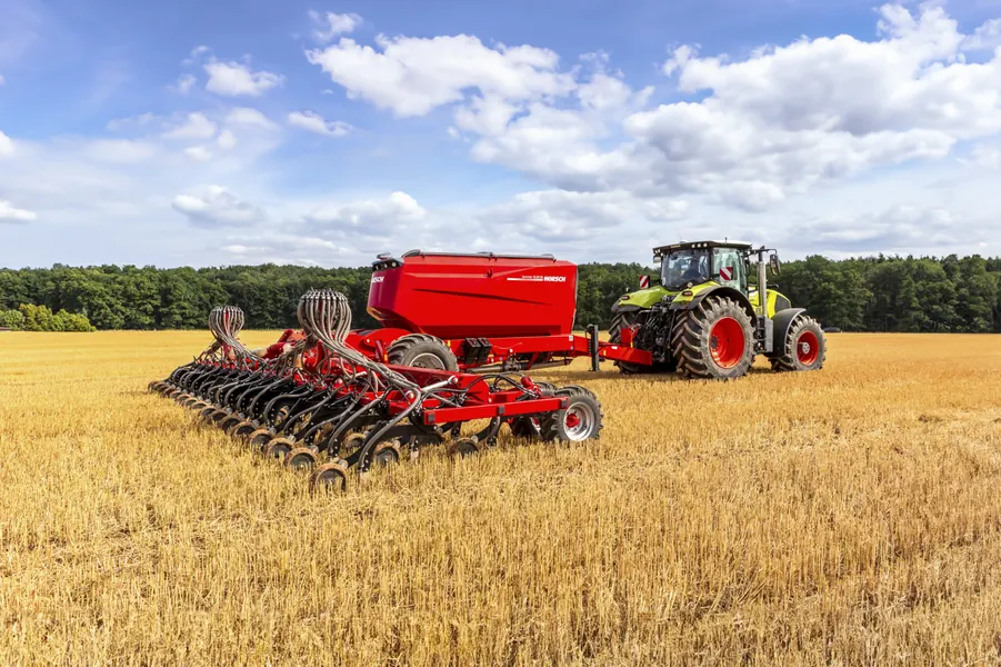Sembradora Horsch Sprinter SC amb el tractor sobre rostoll