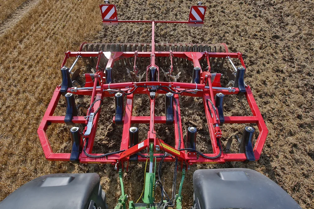 Vista des de la cabina del tractor de les tres barres de pues del cultivador