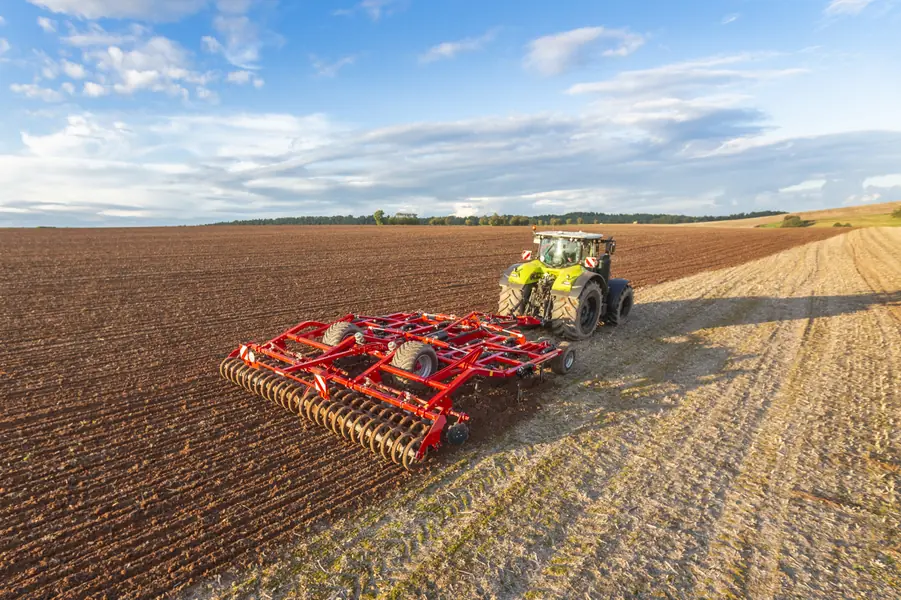Vista aèria d'un cultivador Horsch Terrano GX obrint la terra