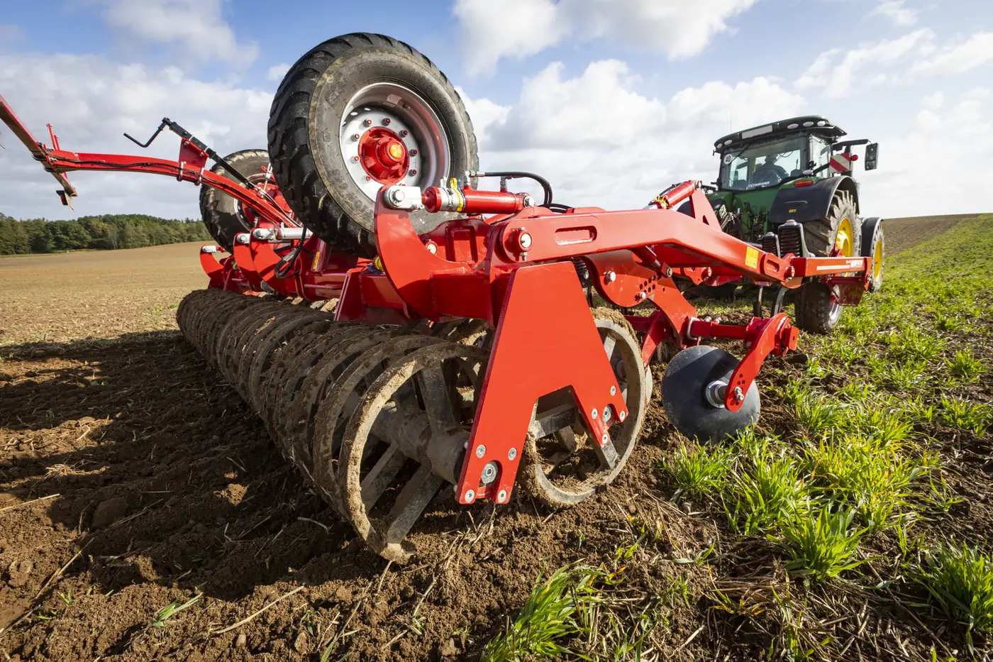 Cultivador Horsch Tiger amb el corró del darrere passant sobre la terra acabada d'obrir