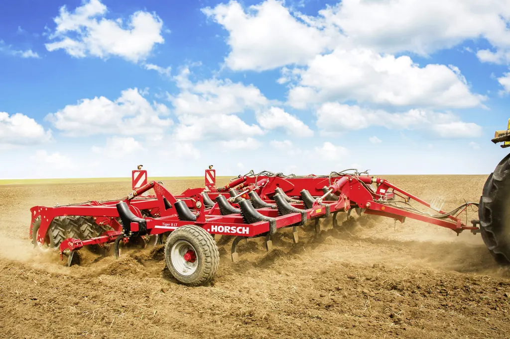 Cultivador Horsch Tiger LT desplegat sencer, aixecant pols sobre terra seca