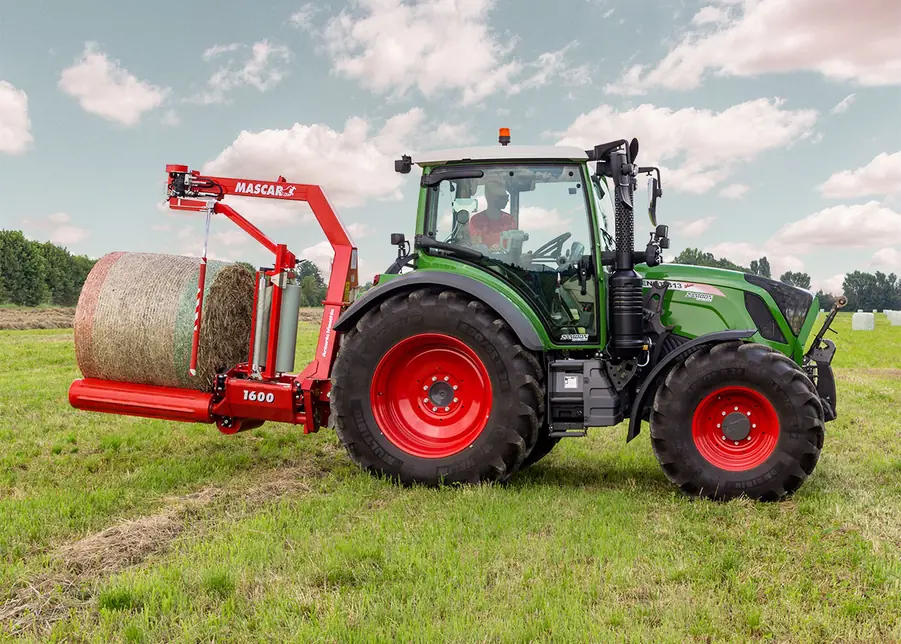 Encintadora Mascar 1600 de perfil amb el tractor i una bala, sota cel blau