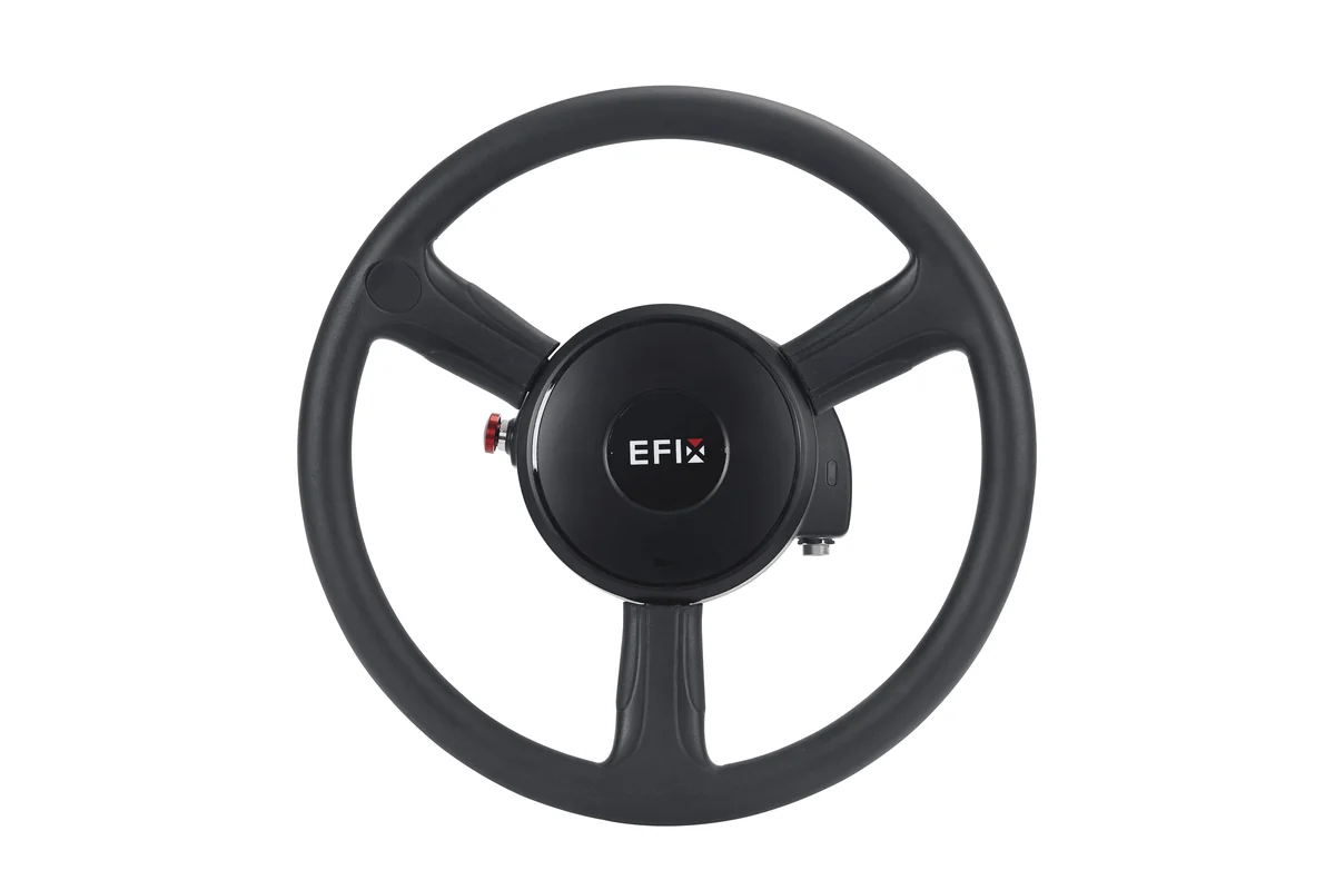El volant elèctric d'EFIX, negre, amb el motor al centre