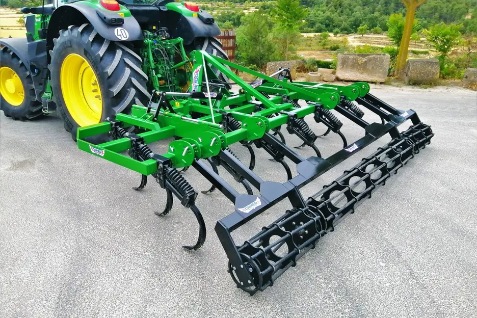 Xissel plegable Gaher Sèrie Rapid desplegat darrere d'un tractor verd de rodes grogues, sobre asfalt