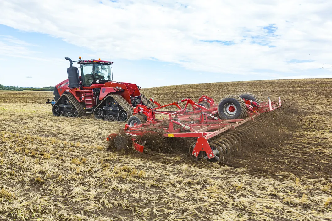 Grada de discos Horsch Joker RT de gran amplada, estirada per un tractor d'erugues mentre talla el rostoll