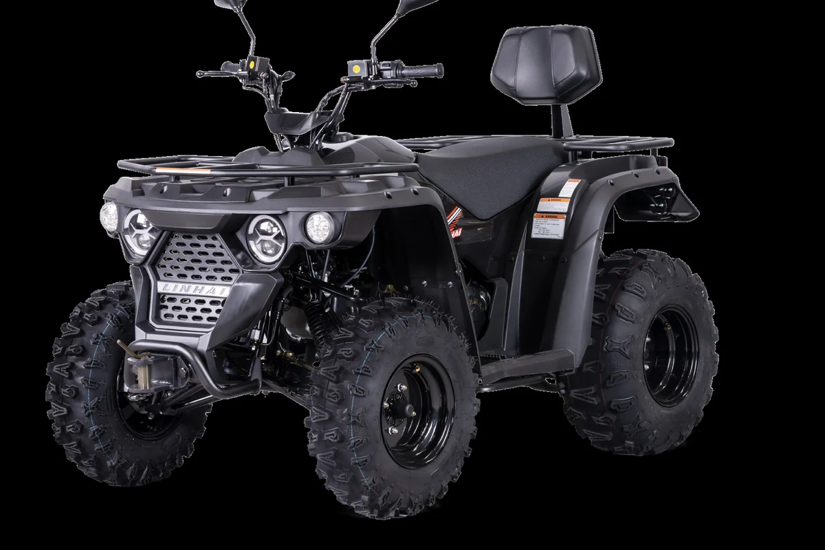 Quad Linhai negre fotografiat de tres quarts sobre fons negre d'estudi, amb portaequipatges al davant i al darrere