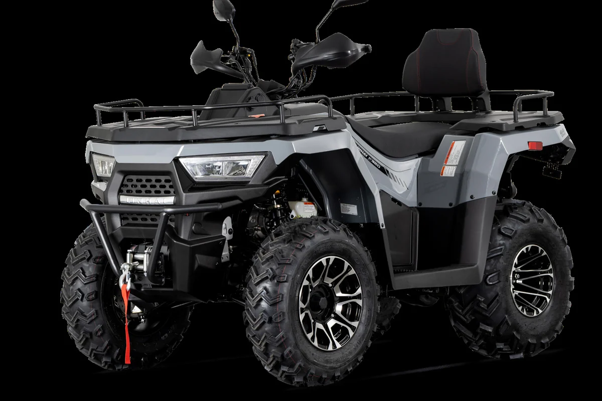 Quad Linhai gris i negre sobre fons negre d'estudi, de tres quarts, amb el cabestrant muntat al para-xocs