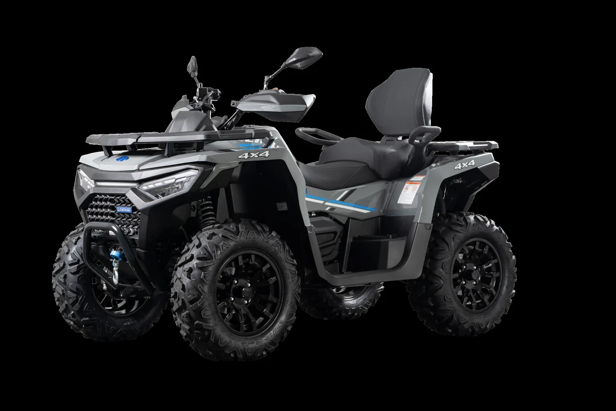 Quad Linhai gris amb detalls blaus sobre fons negre d'estudi, de tres quarts, amb seient de dues places amb respatller i paramans al manillar
