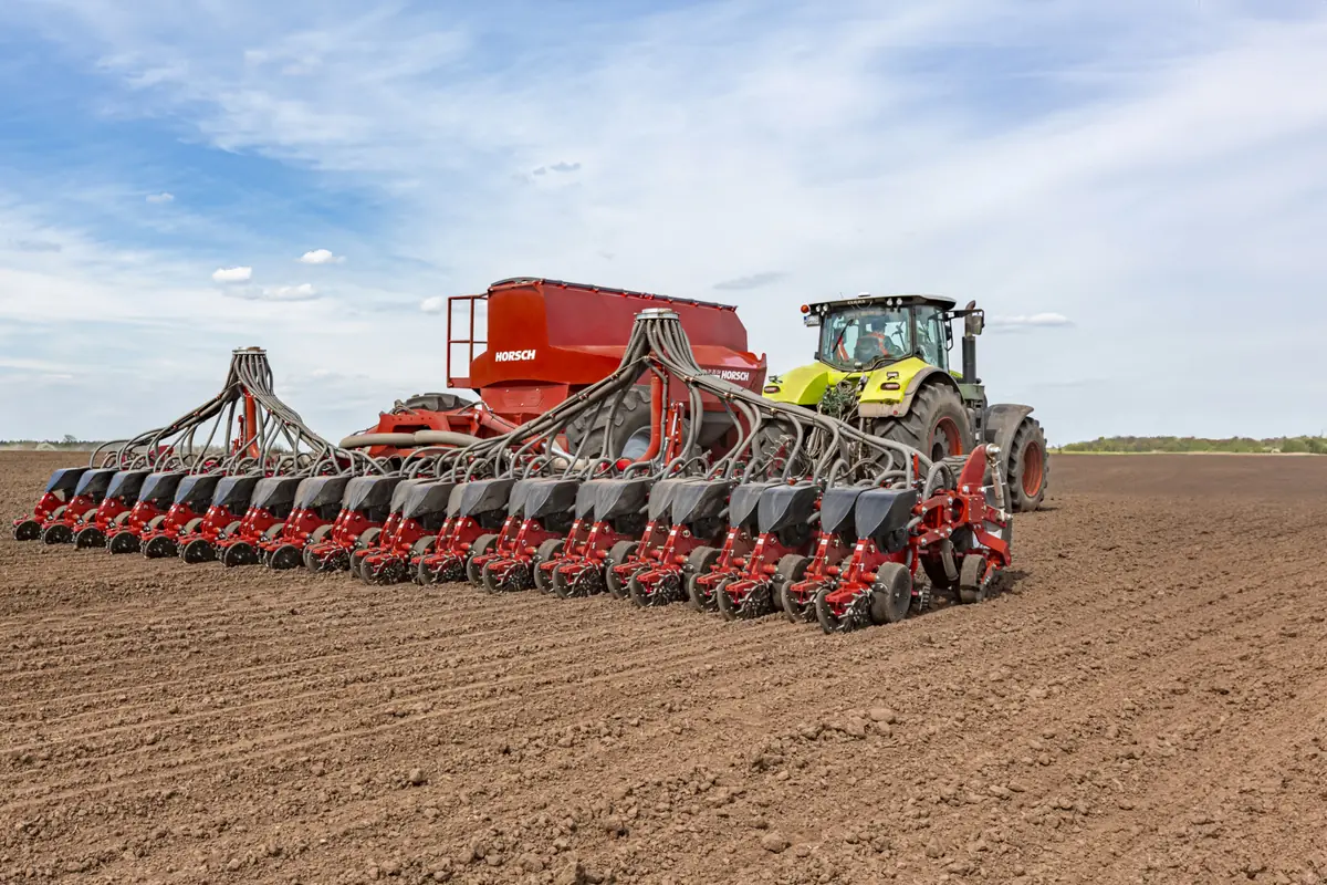 Sembradora Horsch Maestro SV SplitRow amb la filera d'elements desplegada a tota amplada, darrere d'un tractor
