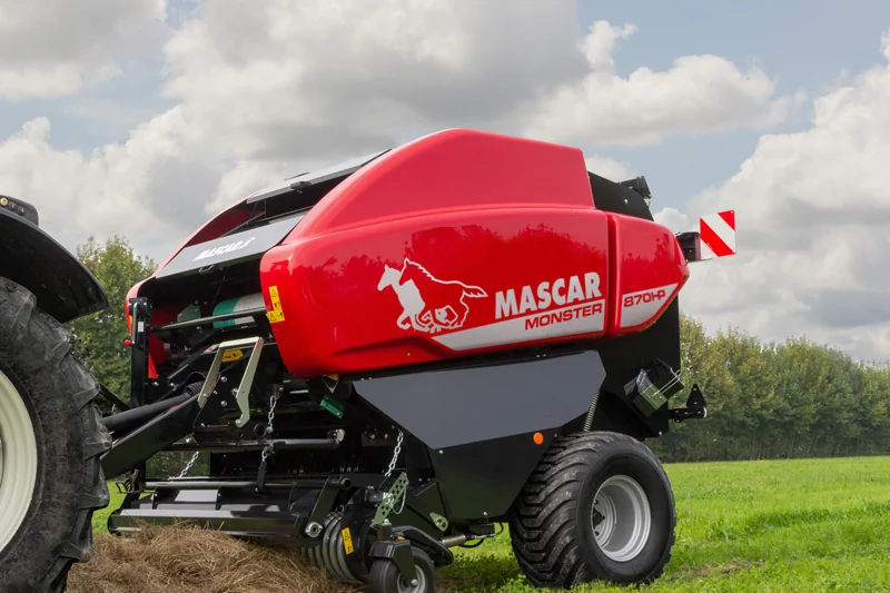 Rotoempacadora Mascar Monster 870 HP en un prat, sota un cel ennuvolat